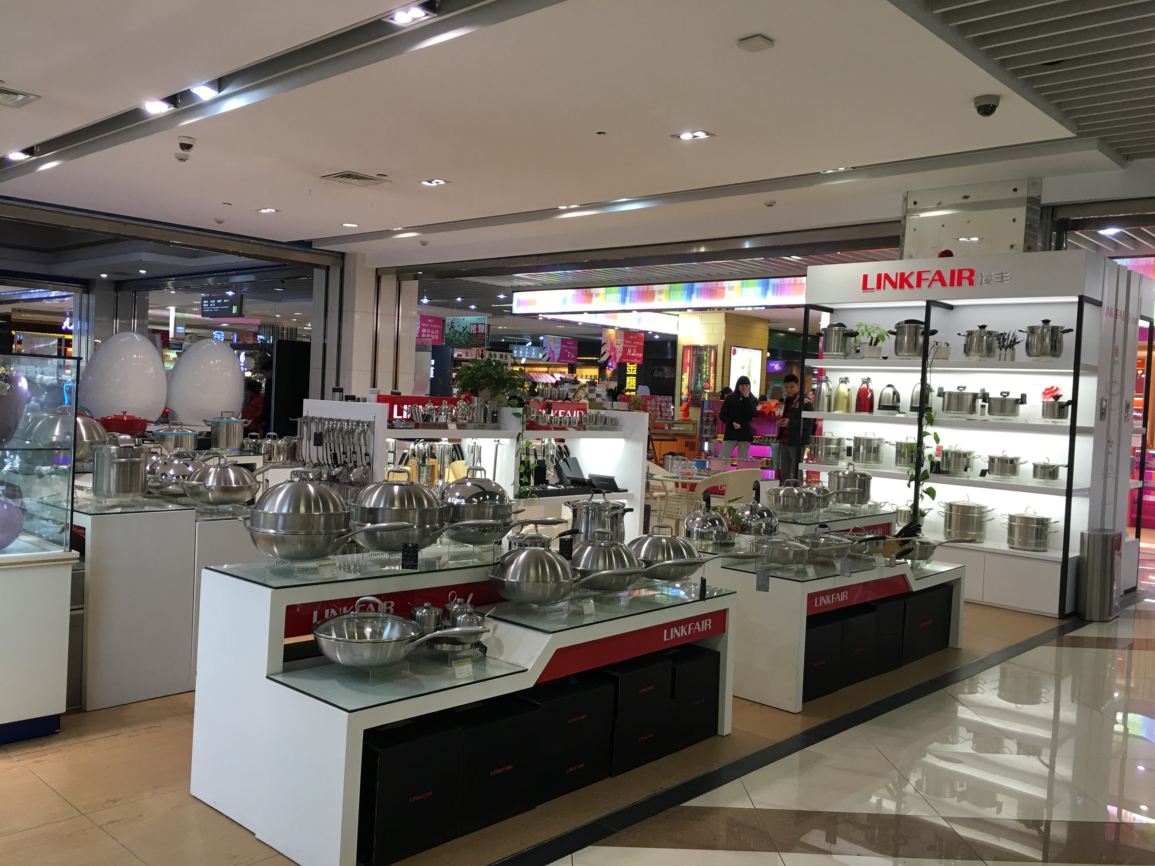 不同玻璃展示柜的特點 視覺形象能產(chǎn)生傳達作用(圖1)