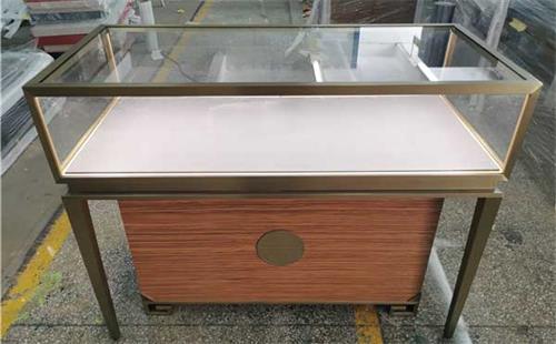 如何衡量珠寶展示柜造型設計美觀與否,規格是否匹配(圖1) 如何衡量珠寶展示柜造型設計美觀與否,規格是否匹配(圖1)