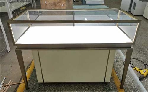 如何衡量珠寶展示柜造型設計美觀與否,規格是否匹配(圖3) 如何衡量珠寶展示柜造型設計美觀與否,規格是否匹配(圖3)